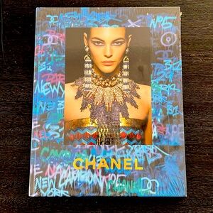 New in Shrinkwrap - CHANEL Paris-New York Métiers d'Art 2018/2019 Catalogue
